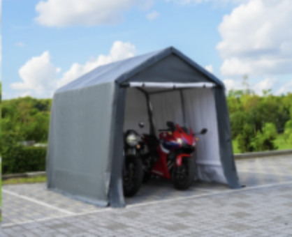 2.4x2.4サイズのバイク2台用ガレージテントをご紹介。「かんたん組立!! どこでも設置」をキャッチコピーに、工具不要・UVカット・防水加工仕様で、大人2人なら約30分で設置可能。屋外でも安心して使えるワンタッチ組立式のバイク用簡易ガレージ。